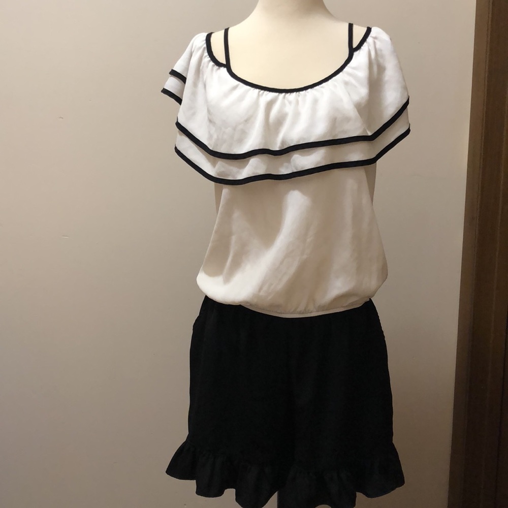 VaVa By Joy Han Black & White Cold Shoulder Romper Size Medium EUC